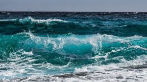 Pernah Tertelan Air Laut? Ini Penyebab Rasa Asin Muncul di Lautan